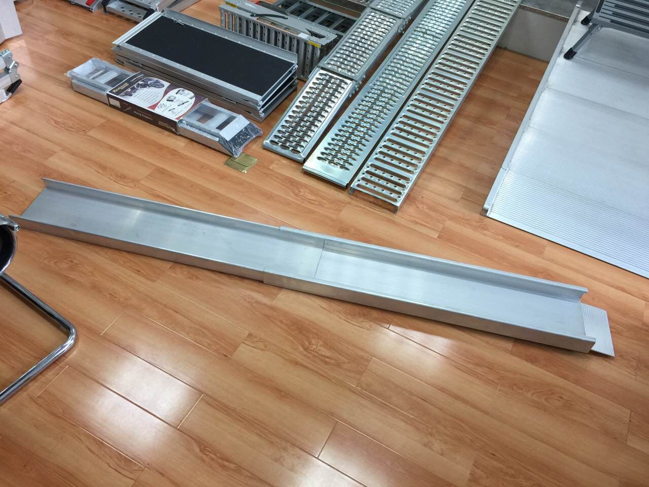 Retractable Aluminum Loading ramps - 上海兰婉贸易有限公司